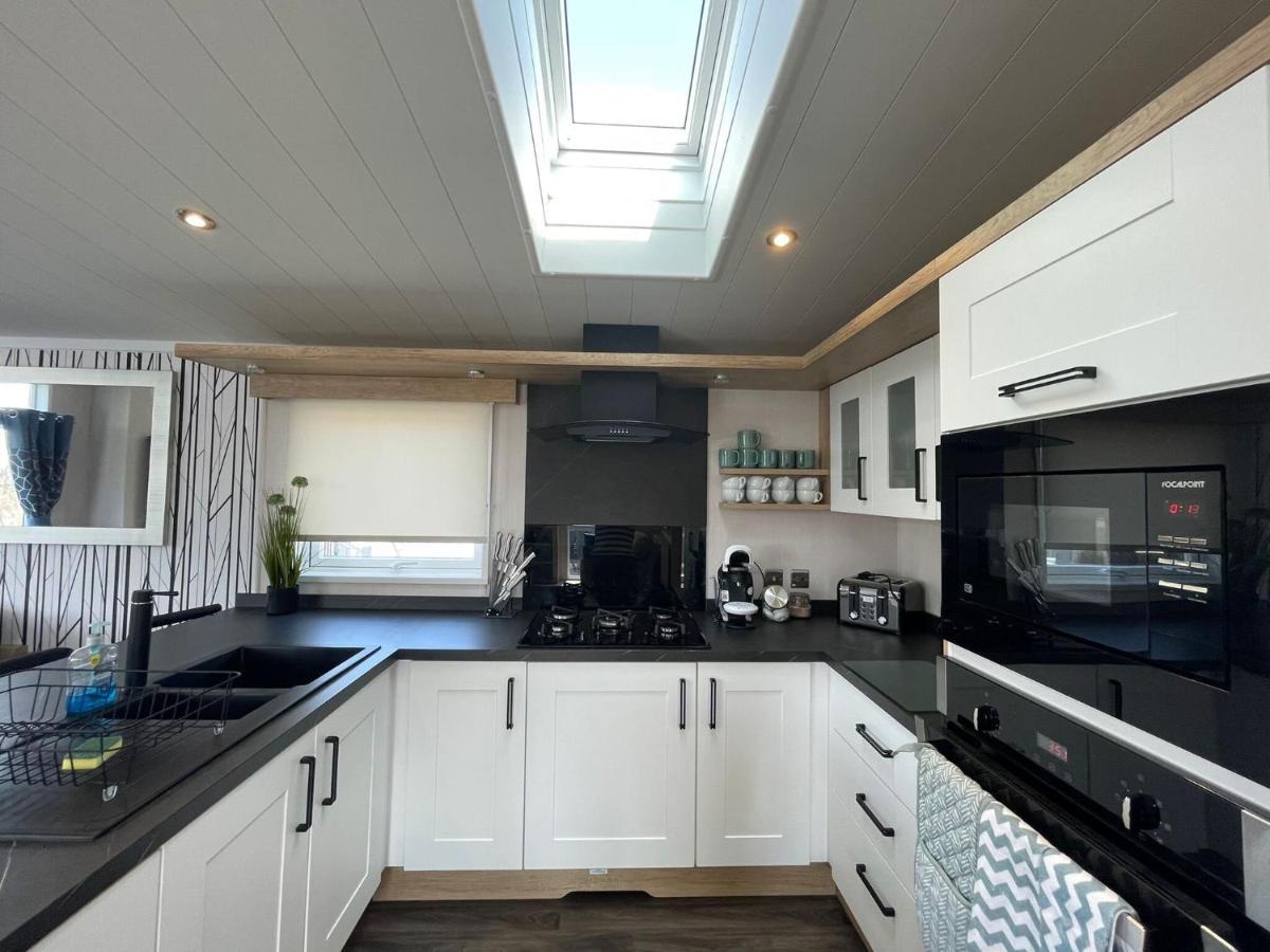 Indulgence Lakeside Lodge: Hot Tub & Private Fishing at Tattershall Lakes Exterior photo