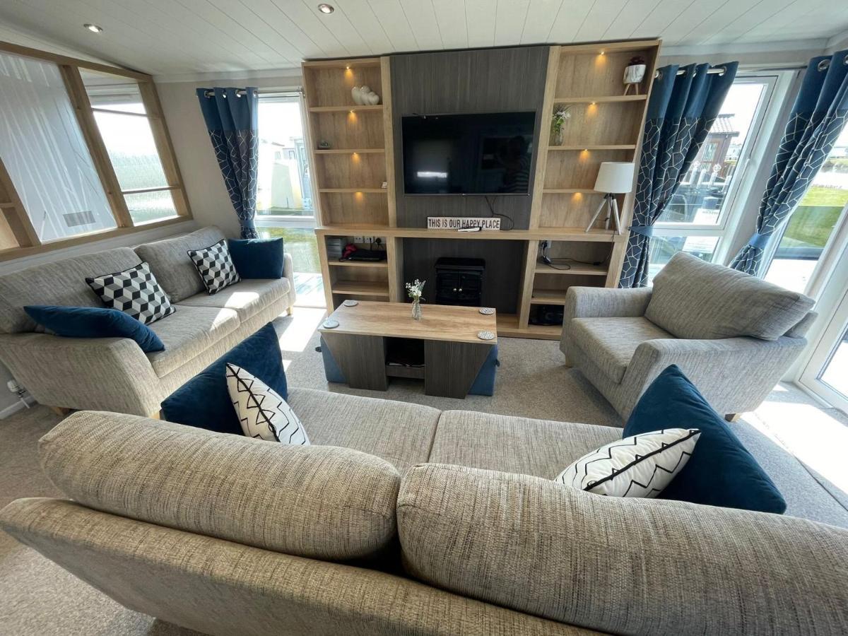 Indulgence Lakeside Lodge: Hot Tub & Private Fishing at Tattershall Lakes Exterior photo