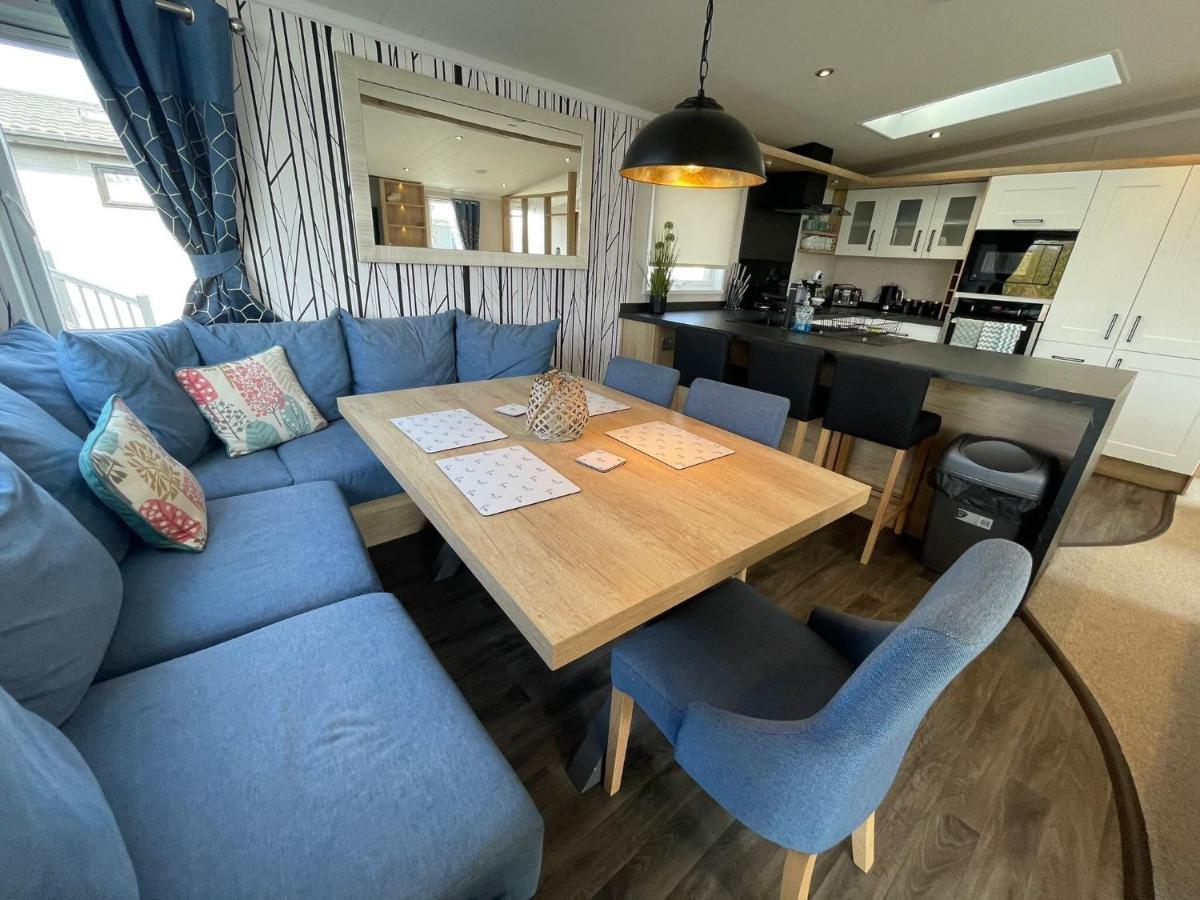 Indulgence Lakeside Lodge: Hot Tub & Private Fishing at Tattershall Lakes Exterior photo