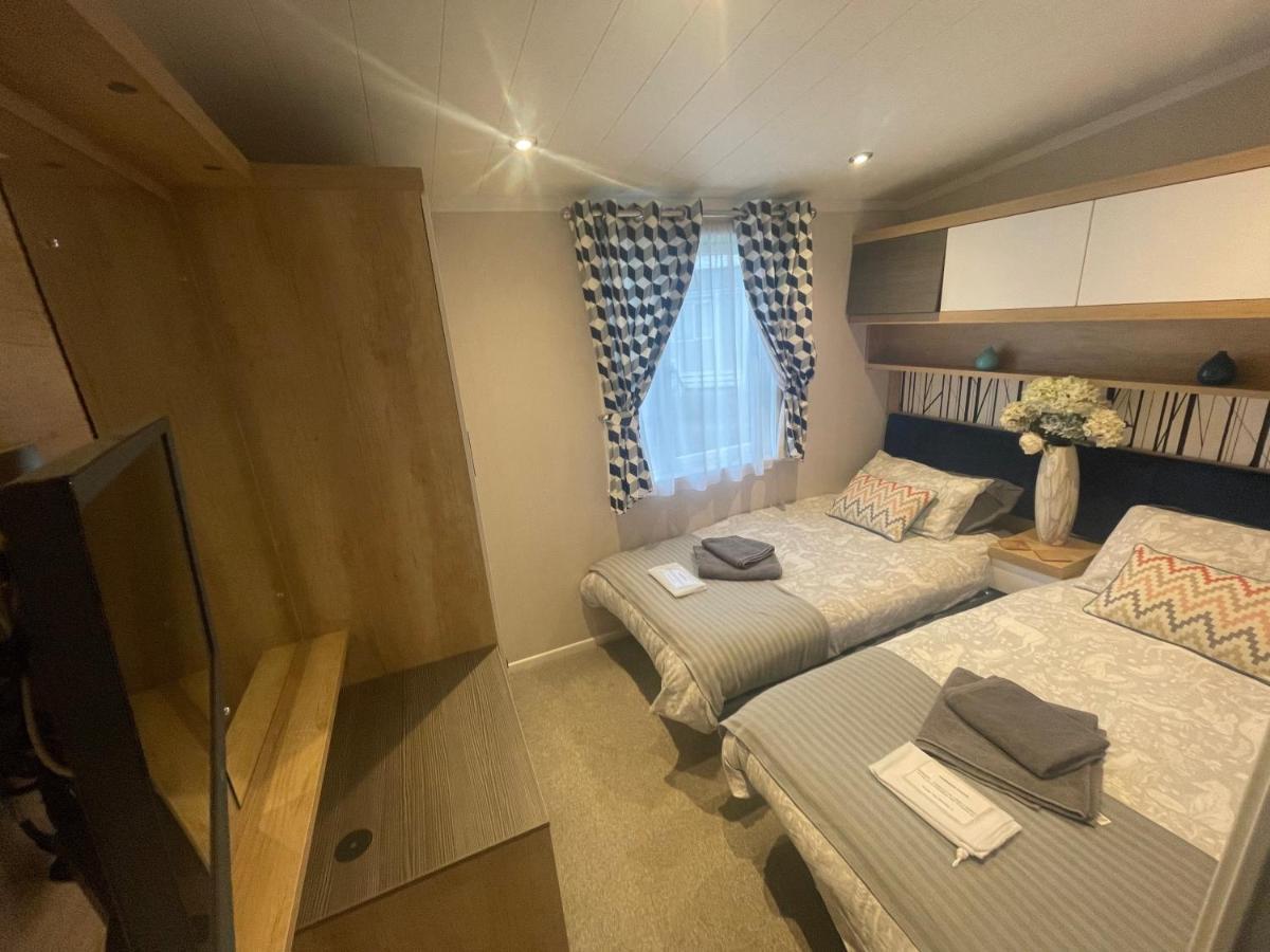 Indulgence Lakeside Lodge: Hot Tub & Private Fishing at Tattershall Lakes Exterior photo