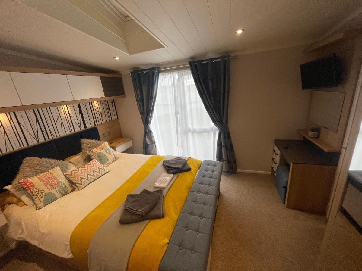 Indulgence Lakeside Lodge: Hot Tub & Private Fishing at Tattershall Lakes Exterior photo