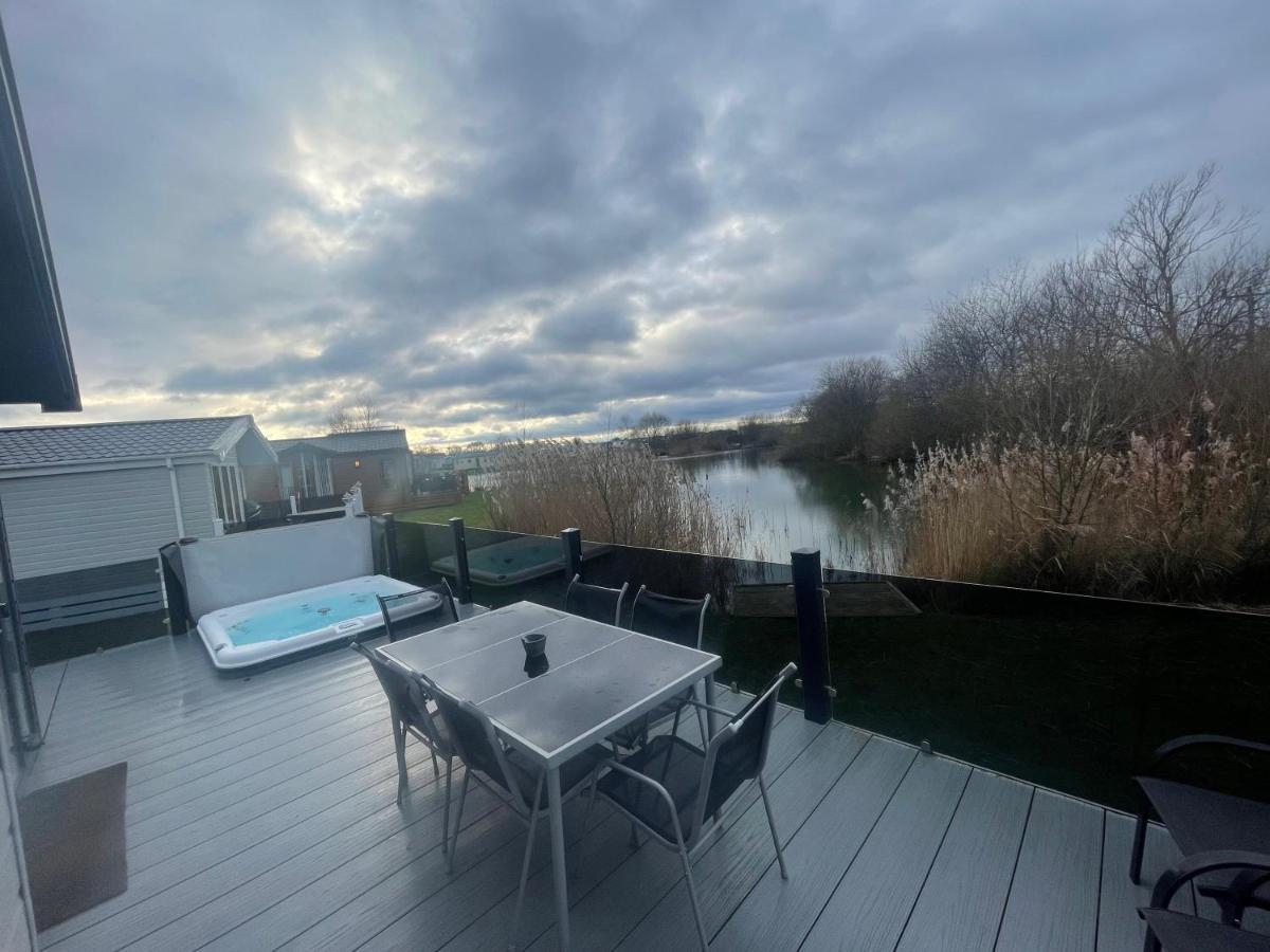 Indulgence Lakeside Lodge: Hot Tub & Private Fishing at Tattershall Lakes Exterior photo